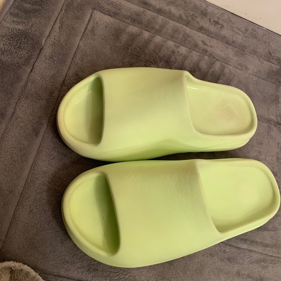Selling yezzy slides and Jordan 11 cherries